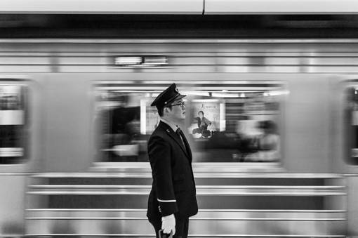 静谧与孤独并存的黑白色调城市街头街拍摄影图片