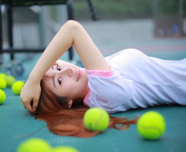 白皙甜美美女活力写真（4）