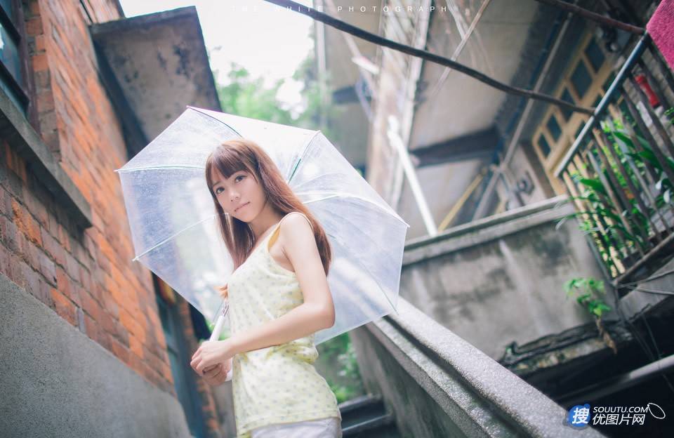 明眸似水，清纯可爱短裤妹子清新雨天街拍写真第6张图片