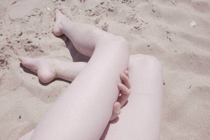 喜欢拍摄自己的大白腿的摄影家Eylul Aslan