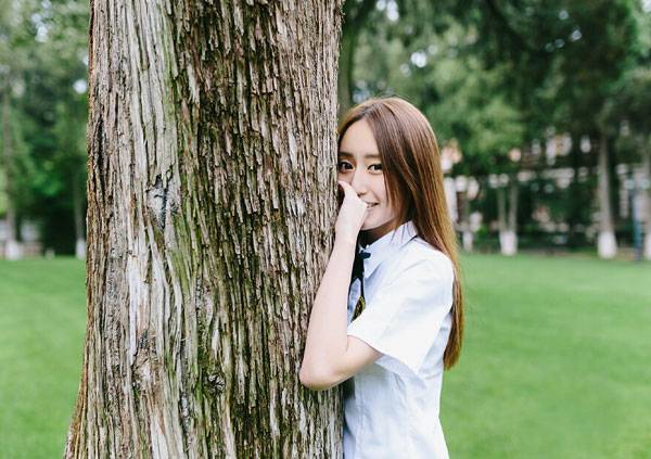 白皙养眼美女制服清新写真（12）