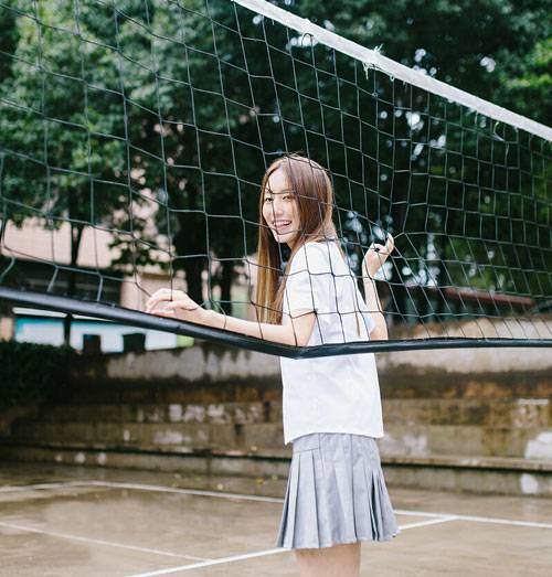 白皙养眼美女制服清新写真（4）