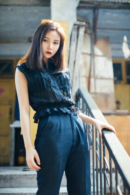 日系红唇美女户外帅气图片写真（8）