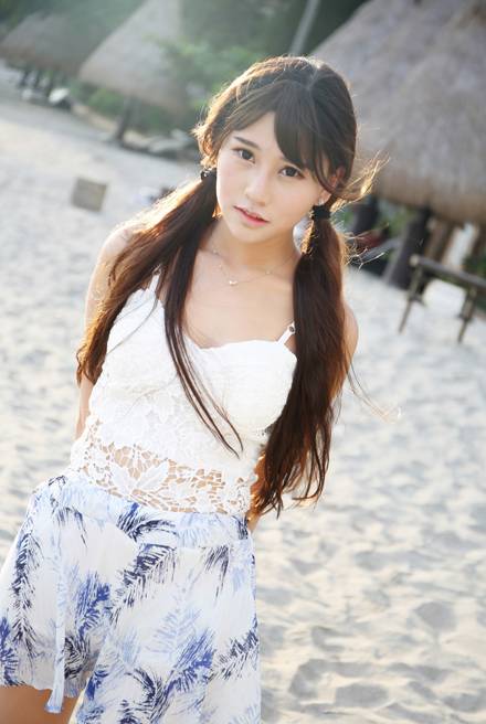 嫩模Milk楚楚沙滩双马尾甜美写真（12）
