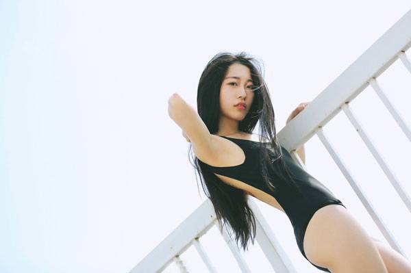 长腿美女天台死库水图片写真（1）