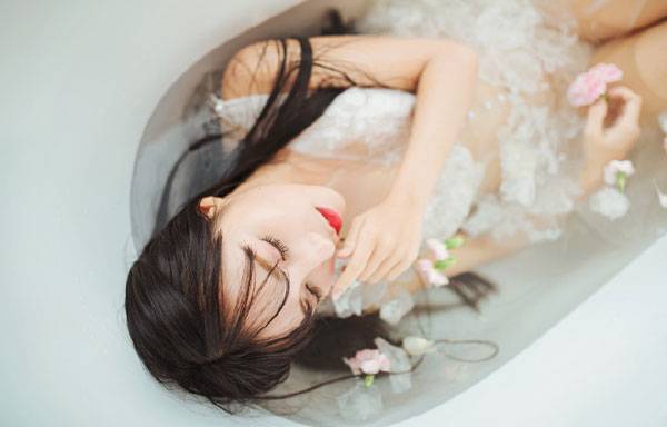 红唇美女浴缸湿身诱惑唯美写真图片写真（6）