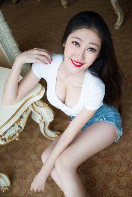 性感红唇美女室内图片写真（2）