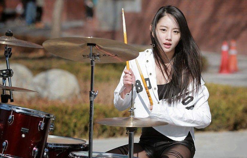 韩国美女鼓手雅妍街边演奏视频