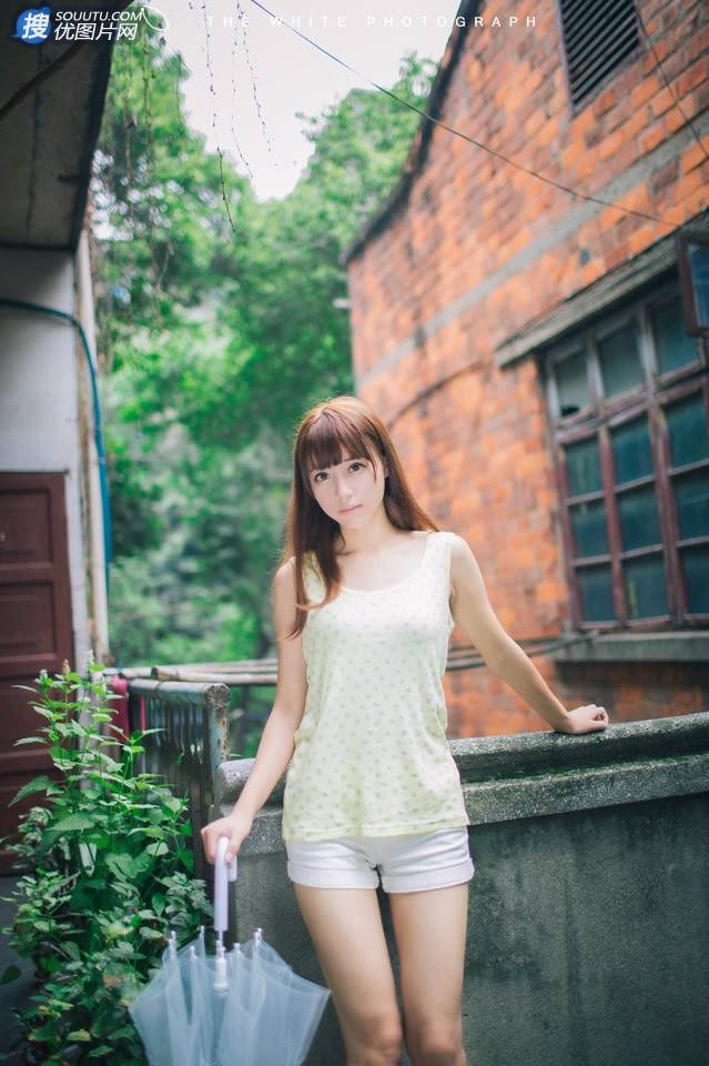 明眸似水，清纯可爱短裤妹子清新雨天街拍写真第5张图片