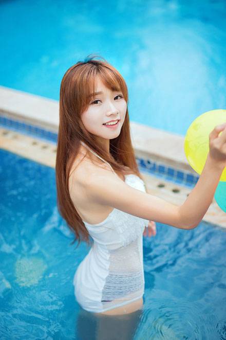 治愈系萌妹泳池俏皮图片写真（14）