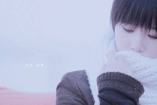 忧伤女生捂嘴小清新图片