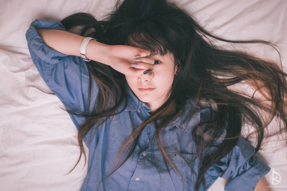 穿男士衬衫的少女-102