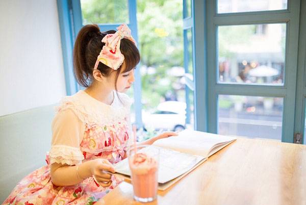 日系清纯萌妹咖啡馆甜美写真（1）
