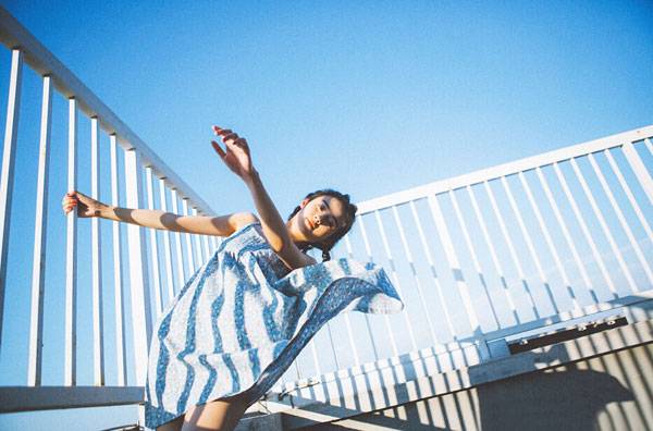 日系养眼美女户外胶片写真（8）