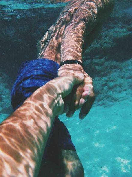 浪漫甜美的情侣牵手的唯美小清新图片