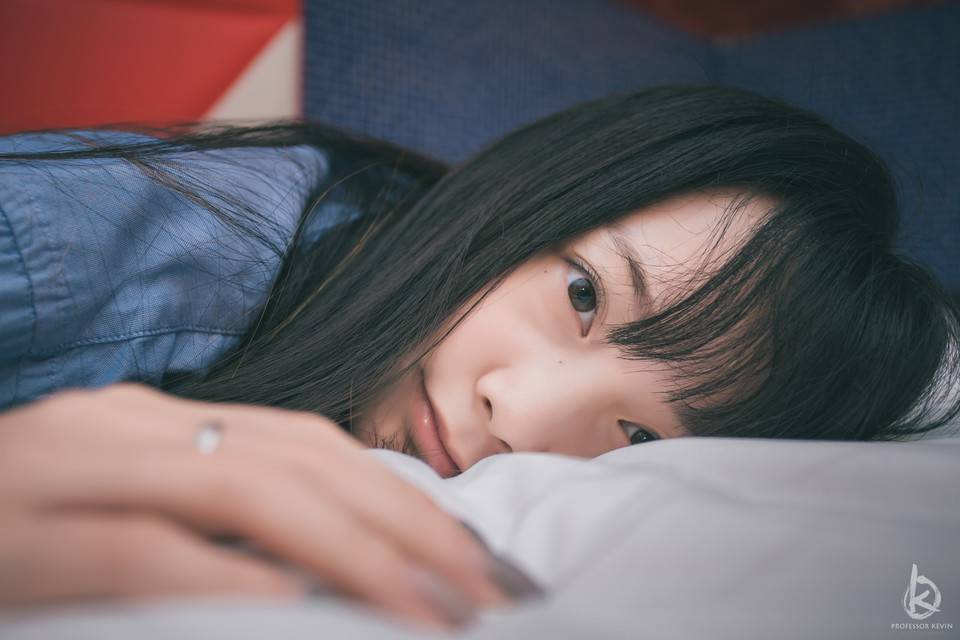 穿男士衬衫的少女-789