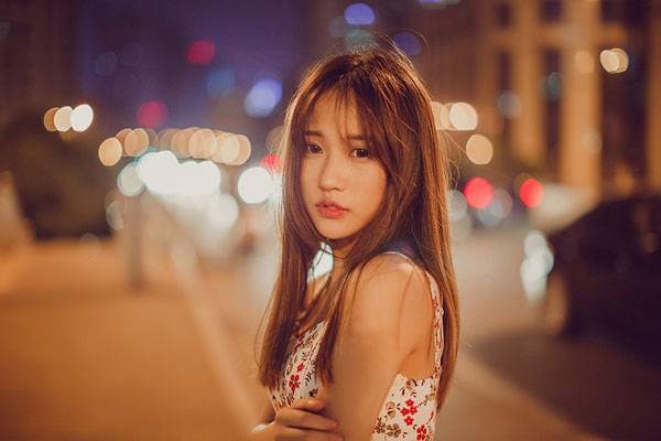 甜美养眼美女夜晚街拍写真（5）