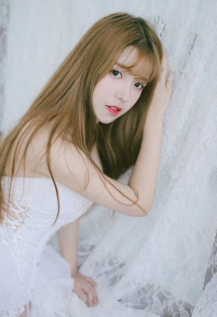 日系养眼美女室内白丝福利写真（3）