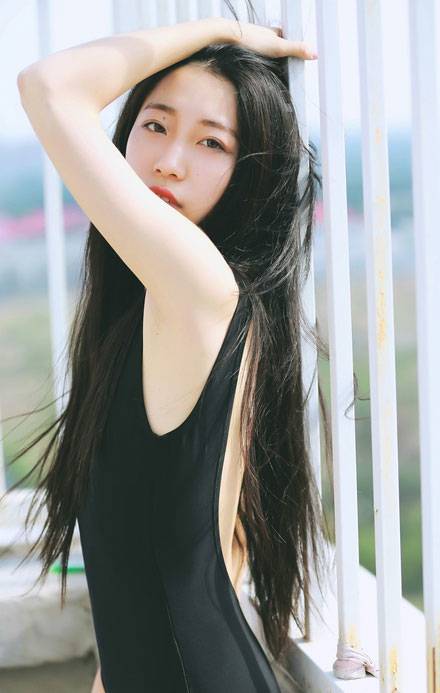 长腿美女天台死库水图片写真（11）