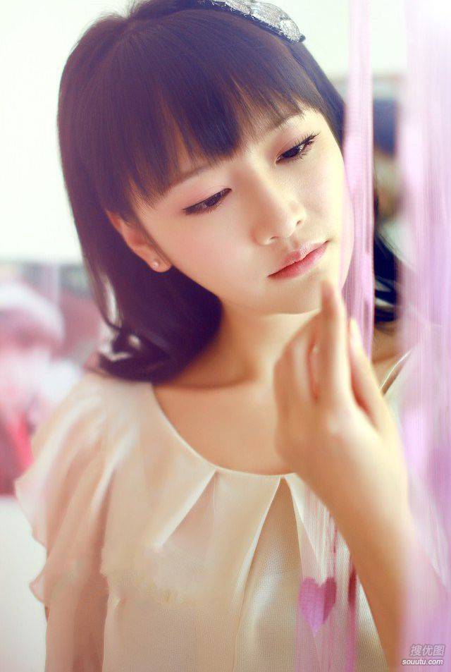 齐刘海清纯美女图片-刘海妹子闺房的秘密第5张图片