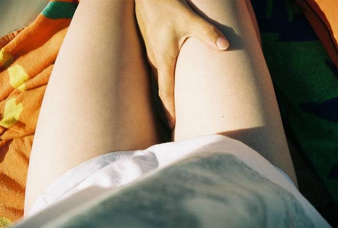 喜欢拍摄自己的大白腿的摄影家Eylul Aslan