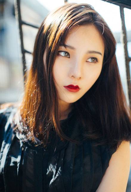 日系红唇美女户外帅气图片写真（11）