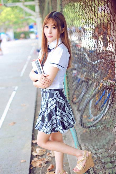 嫩模张优制服校园清新写真（6）