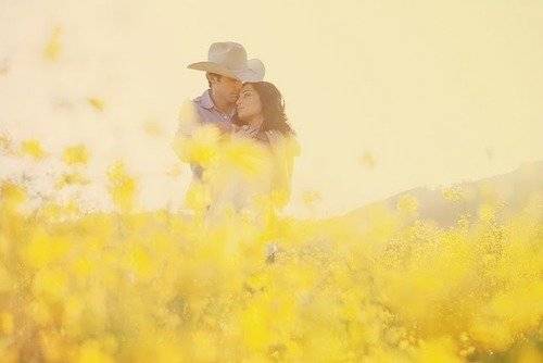 情侣甜蜜拥抱在一起的唯美小清新图片