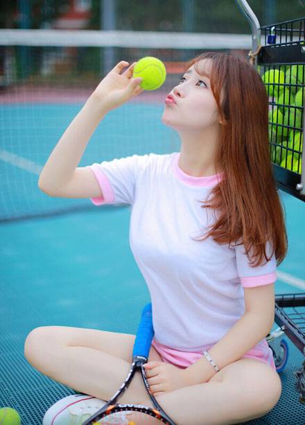 白皙甜美美女活力写真（3）