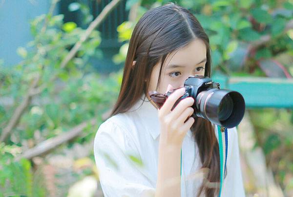 白皙素颜少女户外小清新写真（1）