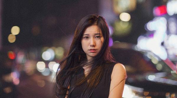 长发养眼美女夜晚街拍图片写真（5）