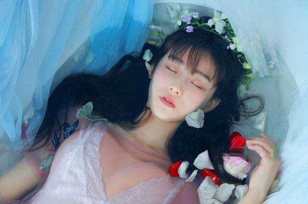 气质养眼美女唯美梦幻写真（9）