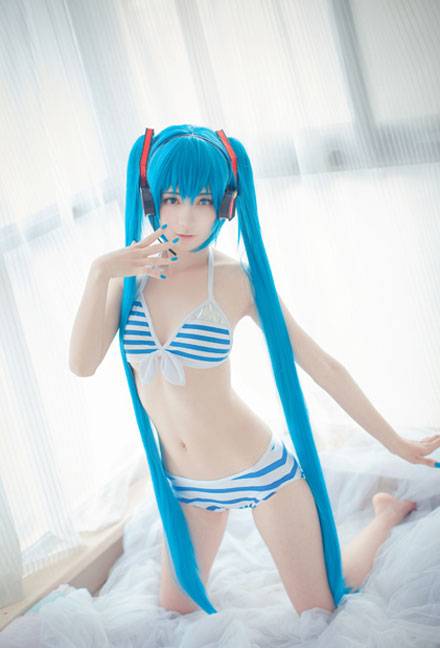 贫乳萌妹miku比基尼手办cos（）