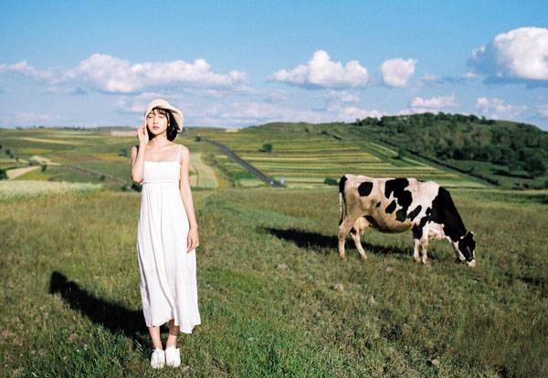 日系短发美女户外草原写真（6）