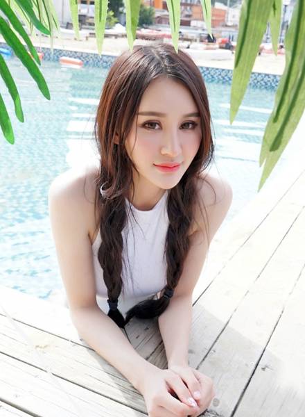 白皙长腿美女泳池图片写真（15）