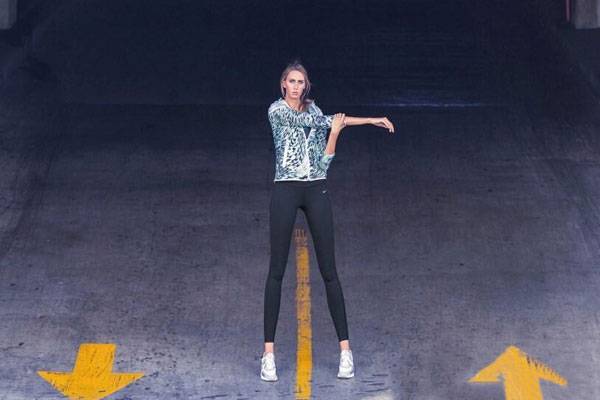 美国最长腿女模劳拉性感美图赏（10）