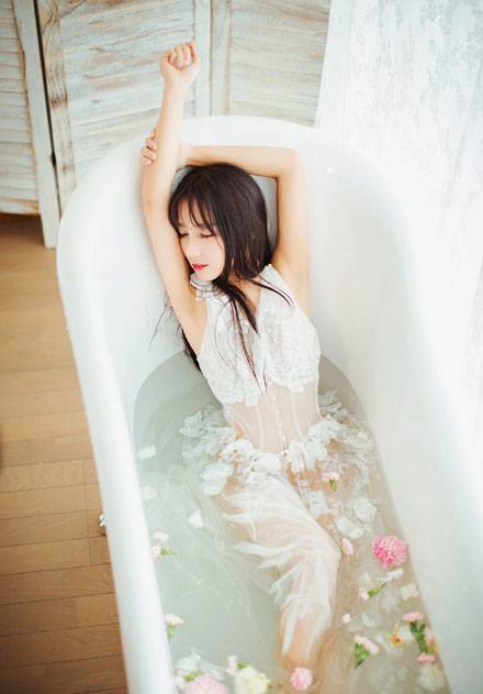 红唇美女浴缸湿身诱惑唯美写真图片写真（3）