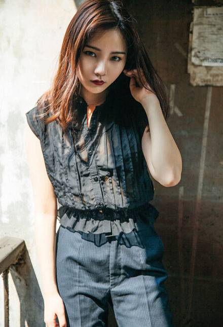 日系红唇美女户外帅气图片写真（10）