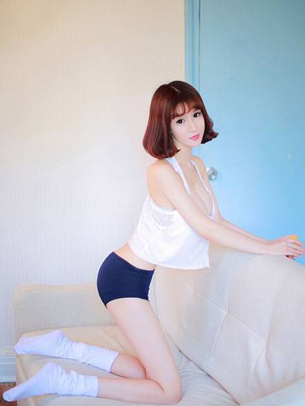 白皙巨乳萌妹室内清新写真（4）