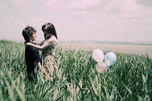 情侣甜蜜拥抱在一起的唯美小清新图片