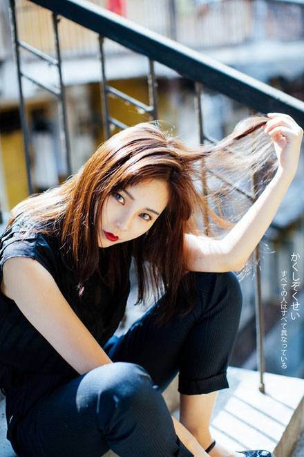 日系红唇美女户外帅气图片写真（3）