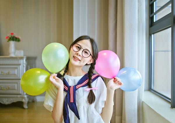 双马尾可爱美女室内清新写真（8）