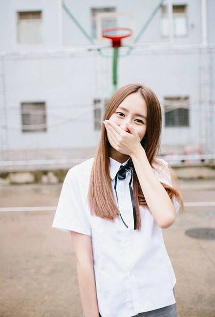 白皙养眼美女制服清新写真（1）