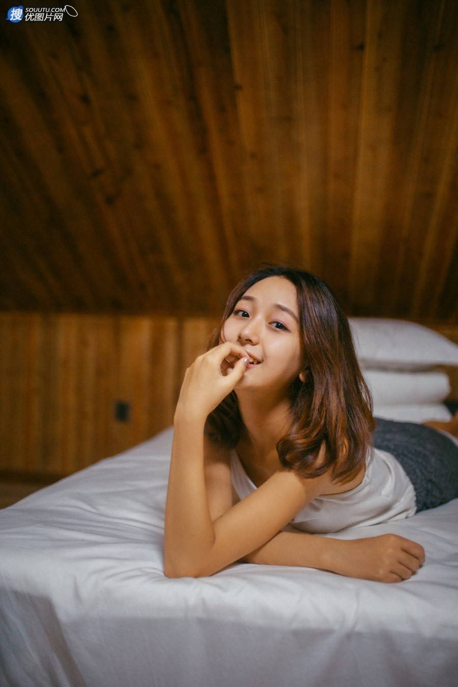 可爱萌妹木屋阁楼休闲写真 居家短裤显修长美腿第3张图片