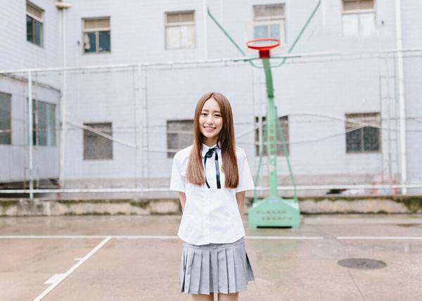 白皙养眼美女制服清新写真（11）