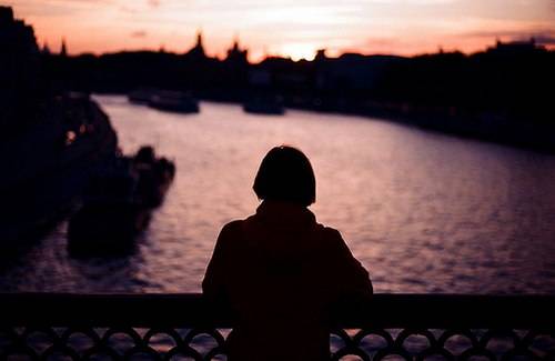 一个孤单背影的唯美文艺风女生街拍摄影