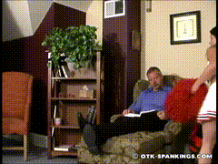 OTK_8647_1_700_Claire_Tries_To_Put_Off_Her_Homework-小圈子