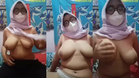 jilbab kacamata toket gede