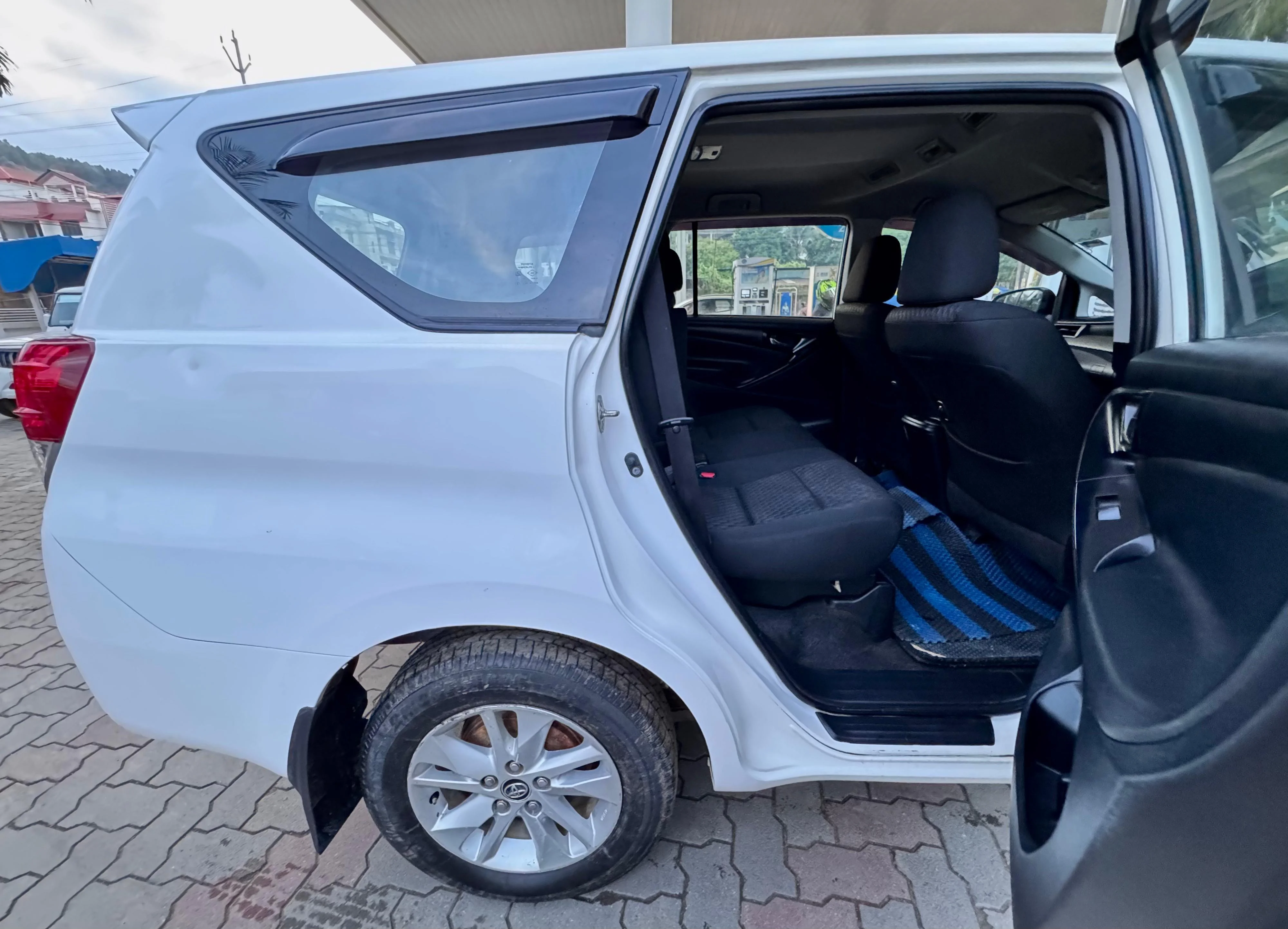 Toyota Innova Crysta - Thumbnail 4