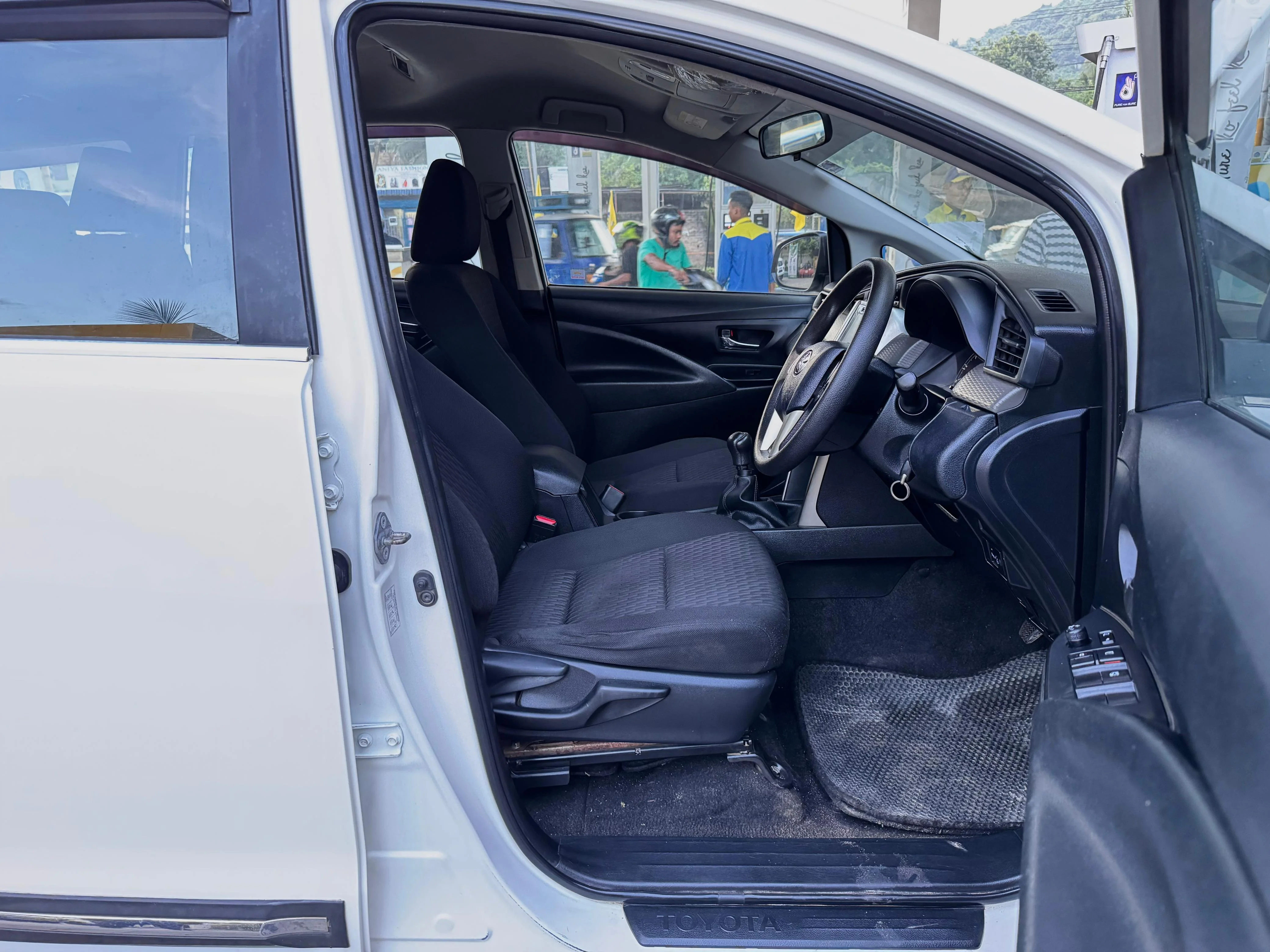 Toyota Innova Crysta - Thumbnail 5